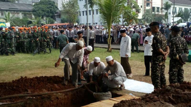 Persiapan pemakaman KH Hasyim Muzadi di Depok, Jawa Barat, Kamis, 16 Maret 2017.
