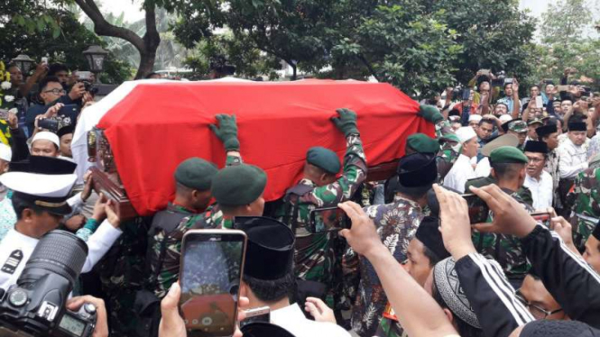 Jenazah KH Hasyim Muzadi tiba di Pondok Pesantren Al Hikam Depok, Kamis, 16 Maret 2017.