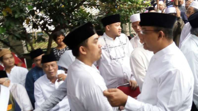 Calon gubernur DKI Anies Baswedan melayat KH Hasyim Muzadi