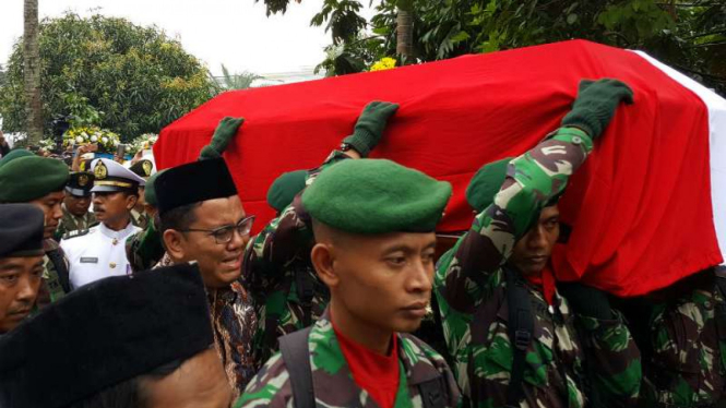 Jenazah almarhum KH Hasyim Muzadi tiba di Depok