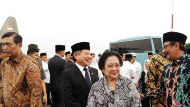 Presiden RI ke-5 Megawati Soekarnoputri saat penyambutan jenazah Hasyim Muzadi.