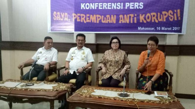 Wakil Ketua KPK (dua dari kanan) Basaria Panjaitan bersama Syahrul Yasin Limpo, Kamis, 16 Maret 2017.