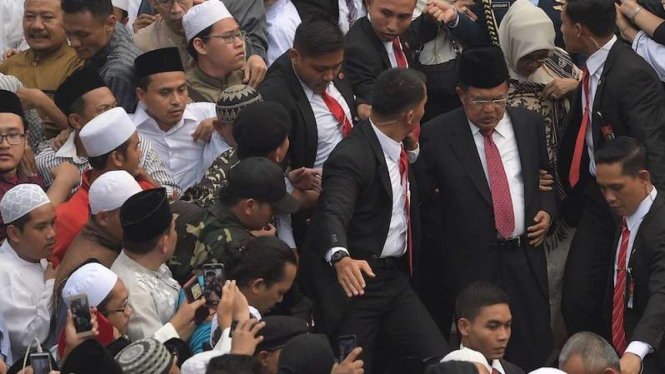 Wapres Jusuf Kalla usai memimpin pemakaman KH Hasyim Muzadi di Depok, 16 Maret 2017.