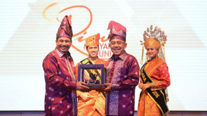 Menteri Pariwisata Arief Yahya dan Gubernur Riau Arsyadjuliandi Rachma