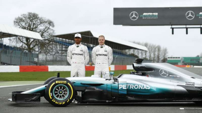 Pembalap Mercedes, Lewis Hamilton (kiri) dan Valterri Bottas (kanan)