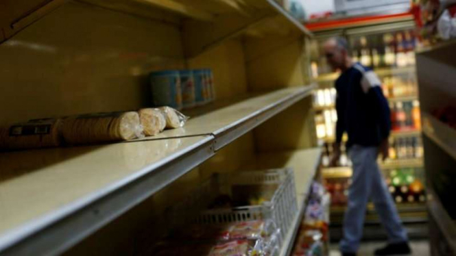 Rak-rak supermarket yang kosong di Venezuela.