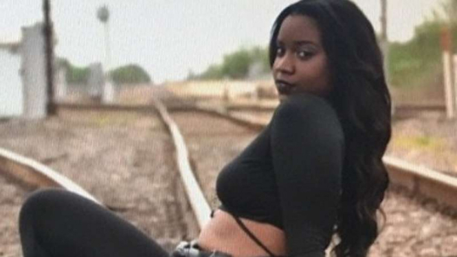 Model remaja asal Texas ini tewas tertabrak kereta saat berpose di rel kereta.