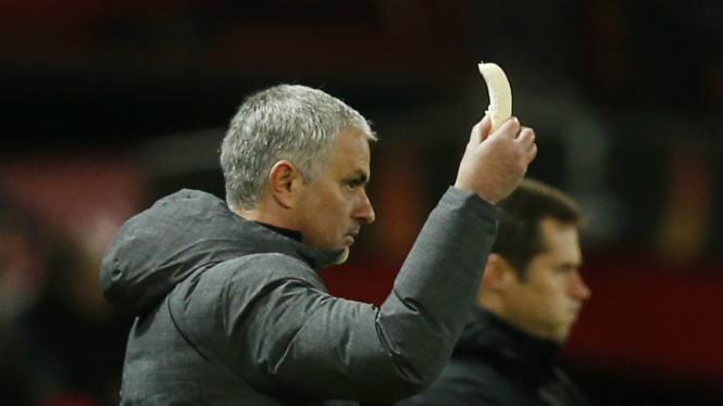 Manajer Manchester United Jose Mourinho memegang pisang.