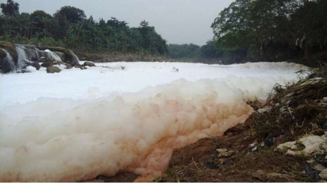 Kondisi permukaan air di Kali Bekasi Jawa Barat yang tertutup bui busa yang diduga berasal dari limbah, Jumat (17/3/2017)