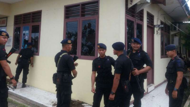 Personel Brimob Polda Lampung bersiaga di Markas Polsek Tegineneng, Kabupaten Pesawaran, setelah kantor polisi itu dirusak massa pada Jumat pagi, 17 Maret 2017.