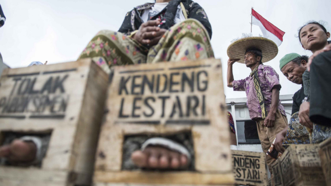 Aksi para petani asal pegunungan Kendeng Jawa Tengah saat menyemen kaki mereka di depan Istana Negara baru-baru ini.