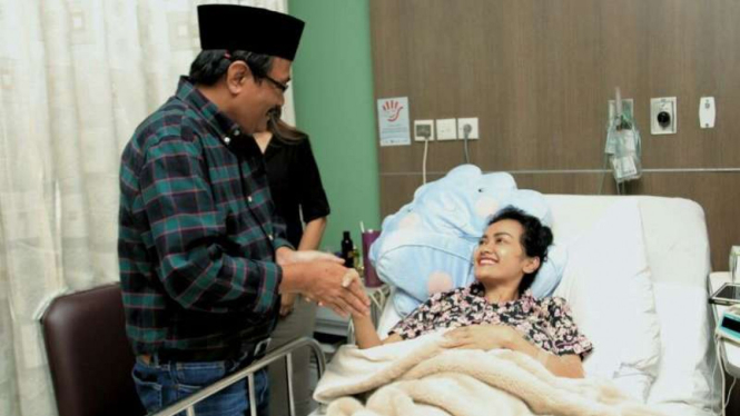 Julia Perez dijenguk Wagub Djarot