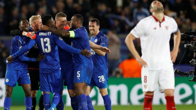Para pemain Leicester City merayakan kemenangan atas Sevilla di Liga Champions