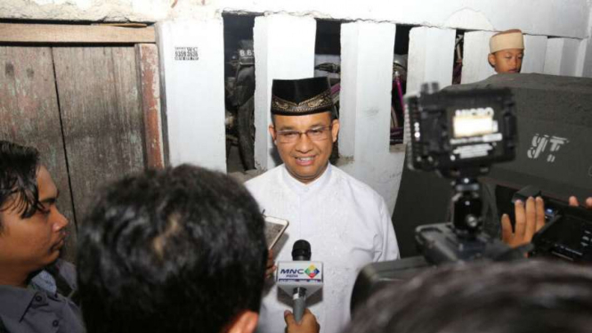 Anies Baswedan saat melakukan ‘Subuh Putih’ di Masjid Baitul Muttaqien, Jakut