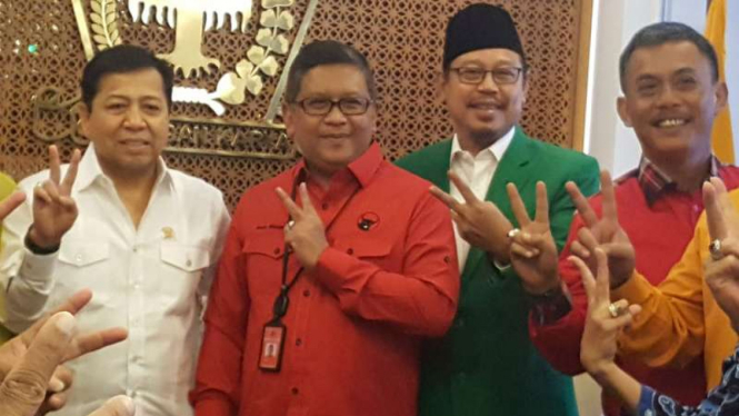 Ketua Umum Partai Persatuan Pembangunan versi Musyawarah Nasional Jakarta, Djan Faridz, (kedua dari kanan).