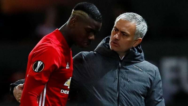 Manajer MU, Jose Mourinho (kanan), dan Paul Pogba.