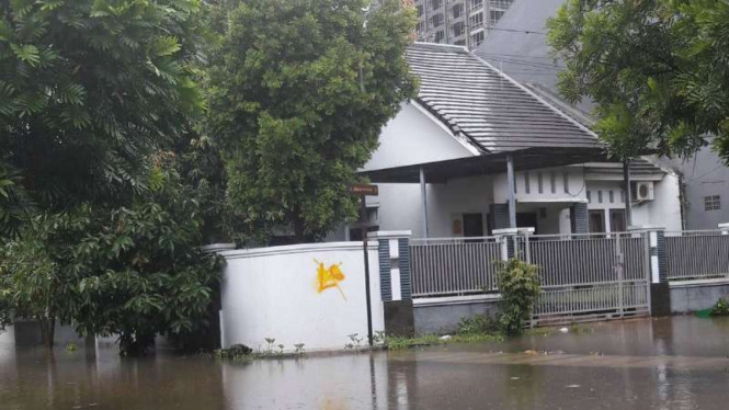 Banjir menerjang Perum Taman Cikas, Kota Bekasi, hingga 1,5 meter.  