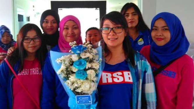 Bobotoh wanita Persib Bandung sambut antusias Michael Essien 