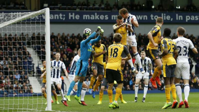 Pemain WBA Craig Dawson menjebol gawang Arsenal