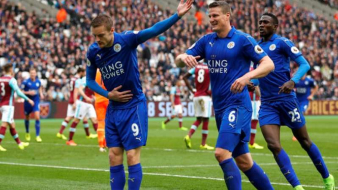 Para pemain Leicester City rayakan gol.