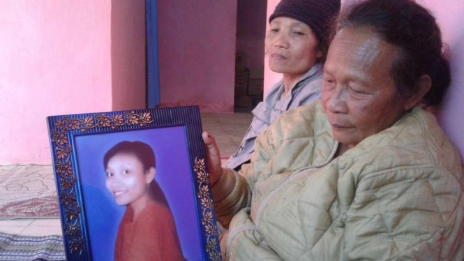 Lusia Riza Mado (65) menunjukkan foto anaknya Manda Sandipu atau Maria Yeane Agustuti, wartawati di Palu yang diduga tewas karena dianiaya suaminya, Sabtu (18/3/2017)