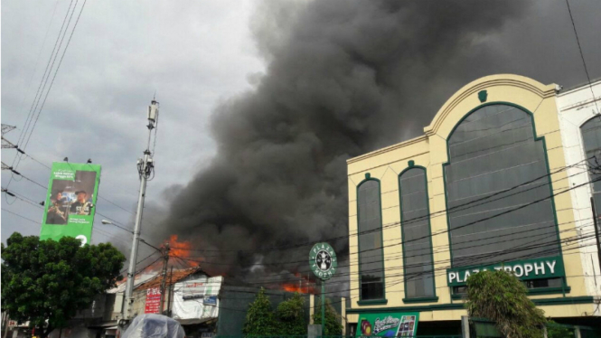 Kebakaran di kawasan Pasar Senen, Jakarta, Minggu (19/3/2017).