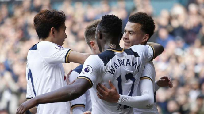 Para pemain Tottenham Hotspur merayakan gol Dele Alli