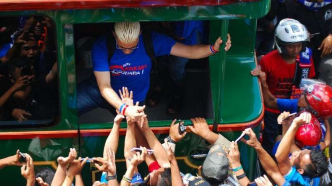 Pemain Arema FC, Cristian Gonzales bersama Aremania