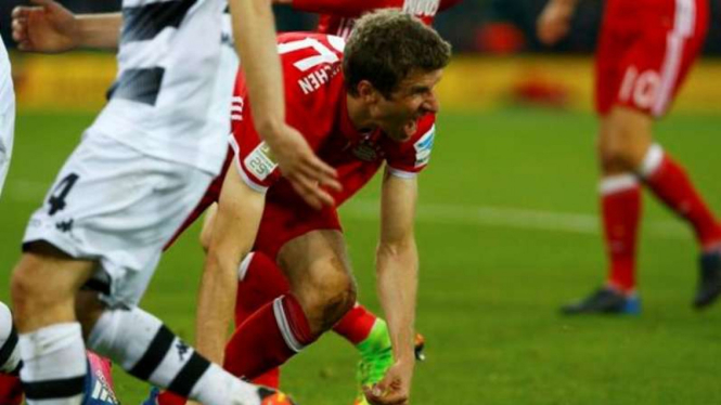 Gelandang Bayern Munich, Thomas Mueller rayakan gol