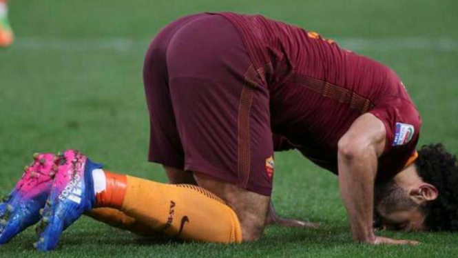 Winger AS Roma, Mohamed Salah rayakan gol dengan sujud syukur