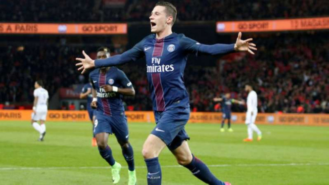 Julian Draxler rayakan gol PSG