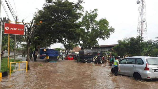 Kondisi banjir di Jalan Nasional Rancaekek Kabupaten Bandung Jawa Barat terendam air setinggi 20-30 sentimeter, Senin (20/3/2017)