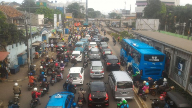 Kemacetan di Jalan Matraman karena proyek jalur rel dwiganda, Senin, (20/3/2017).