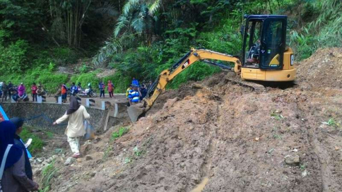 Jalan penghubung dua desa terputus akibat longsor di Kecamatan Cisewu, Kabupaten Garut, Jawa Barat, pada Senin, 20 Maret 2017.