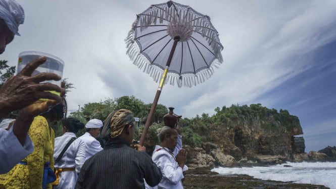 Upacara Melasti menyambut Hari Raya Nyepi.