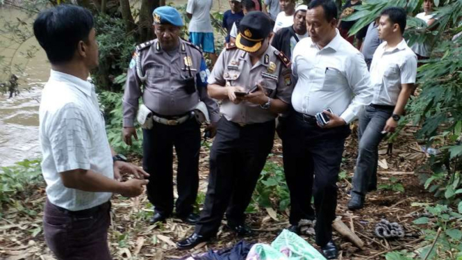 Balita yang sempat hilang terseret arus deras Kali Ciliwung ditemukan di kawasan Kampung Gedong, Beji, Depok, Jawa Barat, pada Senin, 20 Maret 2017.