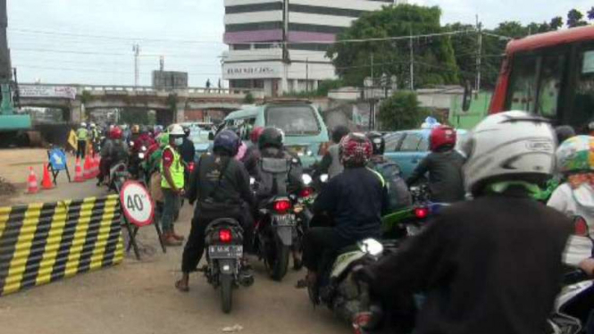Kemacetan di Jl Otista Raya, Jakarta Timur akibat proyek double-double track