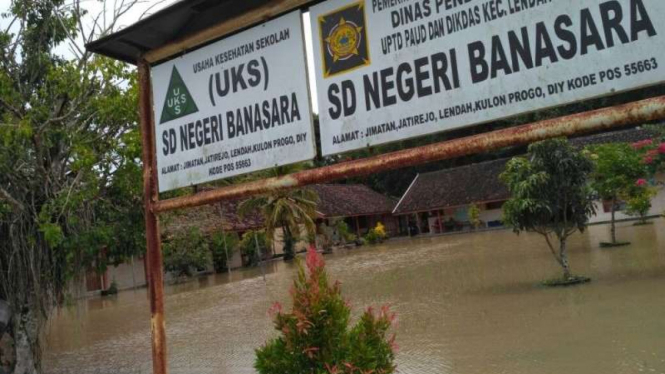 Hujan deras membuat sekolah di Yogyakarta terendam banjir, Senin, (20/3/2017).