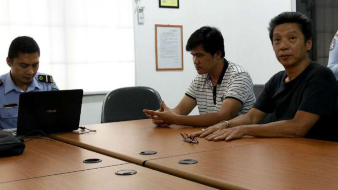 Dua warga negara Tiongkok ditangkap aparat Kantor Imigrasi Padang di kawasan pertambangan emas di Kabupaten Solok Selatan, Sumatera Barat, pada Senin, 20 Maret 2017.