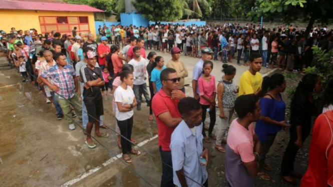 Warga Timor Leste antre menunggu giliran di sejumlah TPS, Senin, 20 Maret 2017.