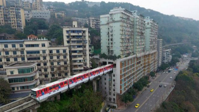 Monorel menembus apartemen.