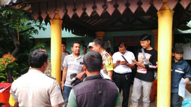 Sejumlah warga pertanyakan penurunan spanduk ke Kelurahan Jatinegara, Senin (20/3/2017).