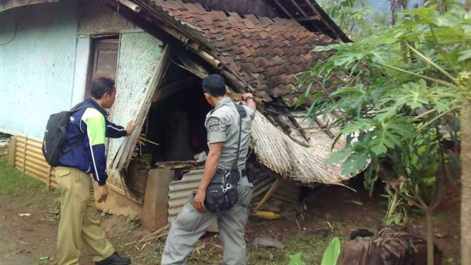 Petugas menunjukkan kondisi rumah milik warga di Kampung Neglasari Desa Sukasono Garut, Senin (20/3/2017). Rumah ini terkena dampak gempa Tasikmalaya, Sabtu malam (18/3/2017).