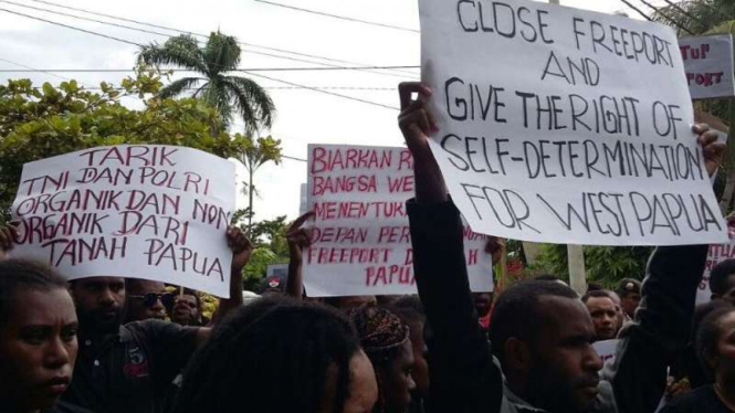 Warga Papua protes Freeport.