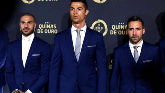 Cristiano Ronaldo (tengah) di malam penghargaan Quinas De Ouro