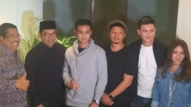 Ridwan Kamil bersama pemain film Baracas.