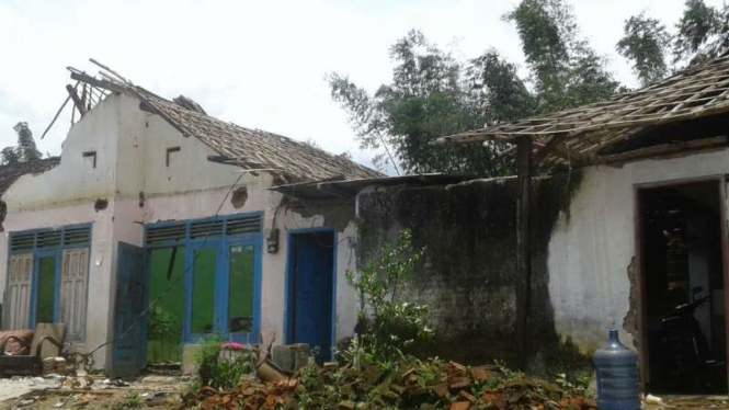 Ratusan rumah di Malang dihantam puting beliung