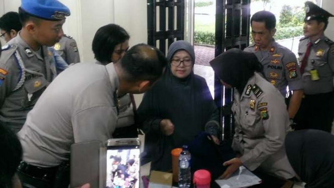 Wanita mengaku utusan Allah diamankan polisi di PN Jakarta Utara, Selasa, 21 Maret 2017.
