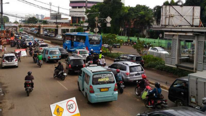 Arus lalu lintas di kawasan Matraman, Jakarta Timur