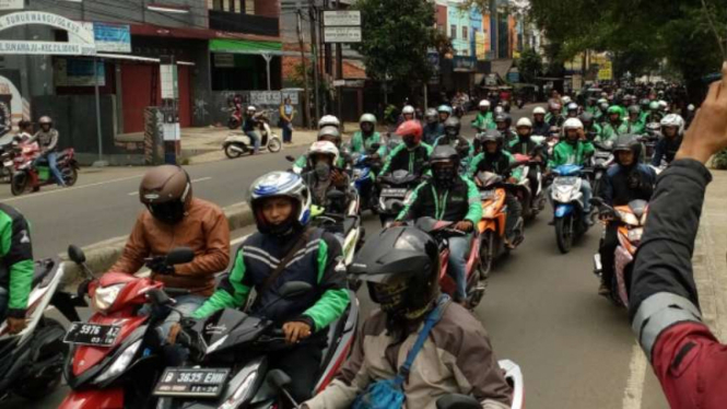 Ratusan pengemudi ojek online dari Jakarta menuju Bogor, Selasa, 21 Maret 2017.
